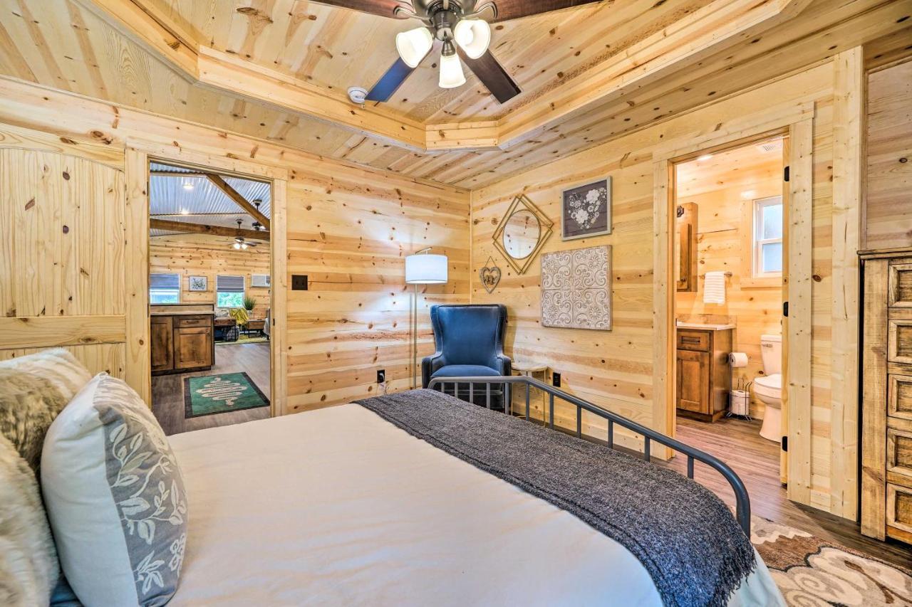 Stylish Cabin By Beavers Bend Hot Tub And Fire Pit 브로큰보우 외부 사진